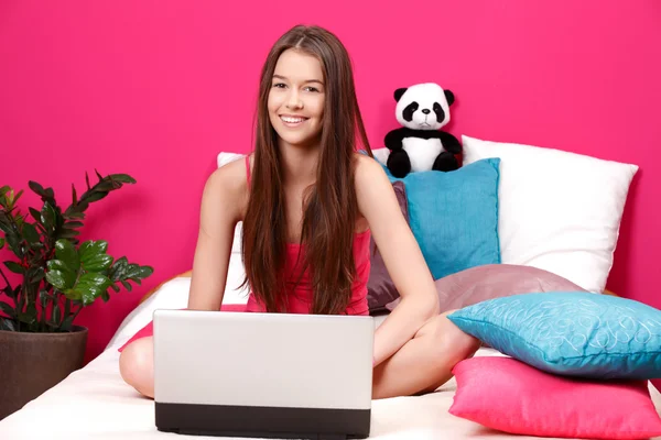 Nastolatek, uśmiechając się i korzysta z laptopa — Zdjęcie stockowe