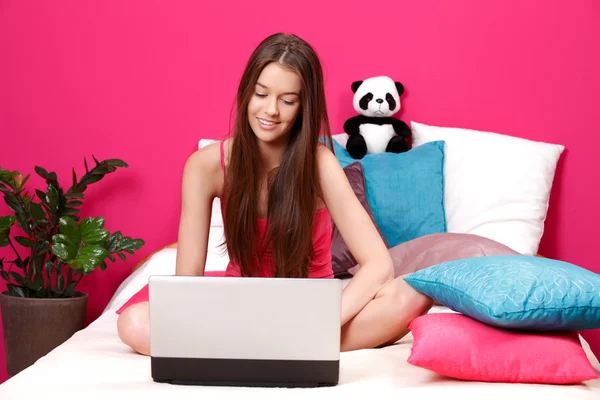 Brunette adolescente lisant ses courriels sur son ordinateur portable — Photo
