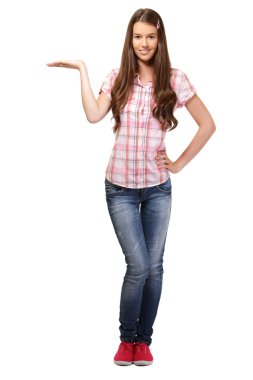 bir şey tutan güzel genç kadın