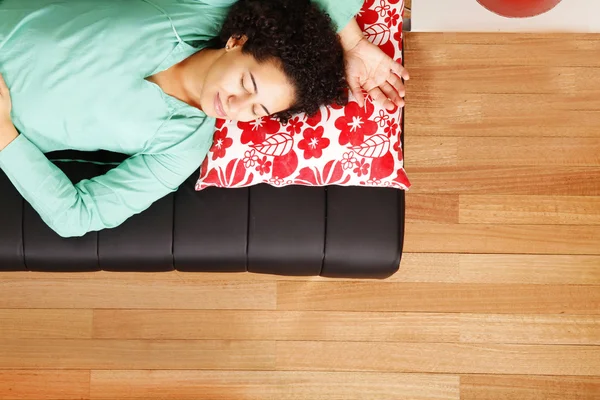 Юнг бразильская женщина спит на диване — стоковое фото