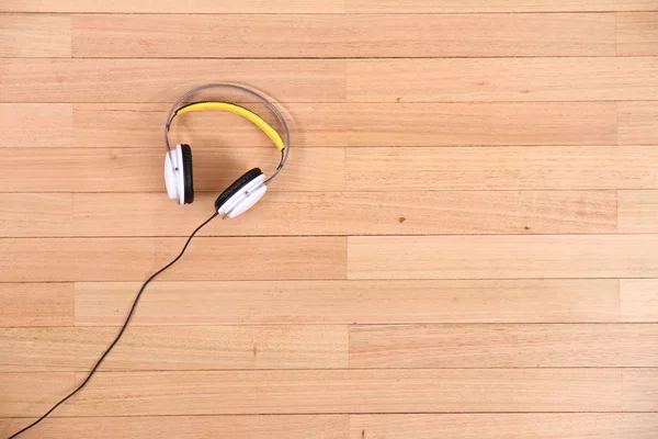 床の上のヘッドフォン — ストック写真