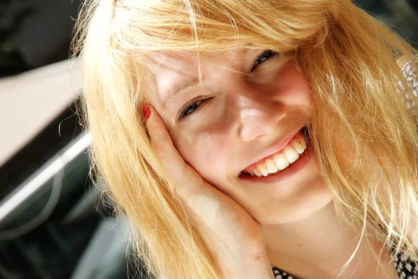 Lachende jonge vrouw in het zonlicht — Stockfoto