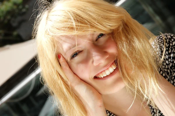 Gülümseyen güneş ışığı altında genç kadın — Stok fotoğraf