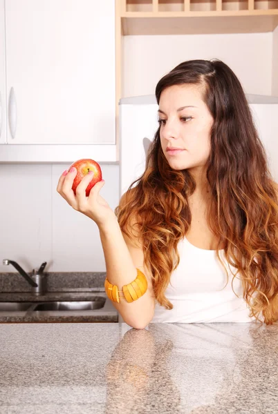 Ung kvinne med eple – stockfoto