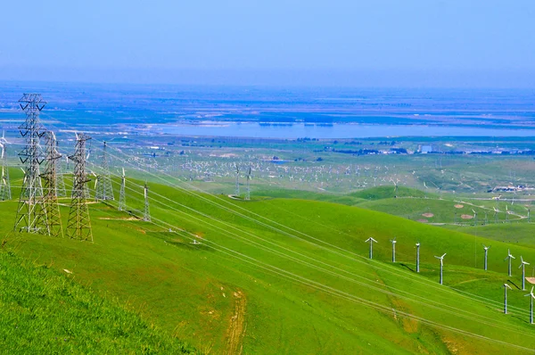 Windräder und grüne Hügel — Stockfoto