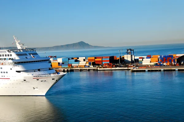 Navio de cruzeiro entrando no porto de Ensenada, México — Fotografia de Stock