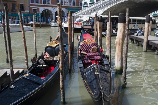 Gondels op de canal Grande in Venetië — Stockfoto
