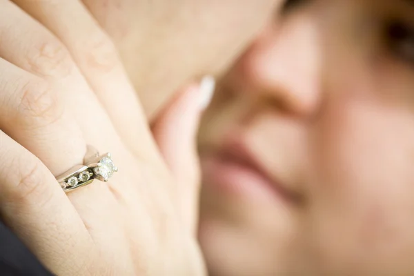 Weibliche Hand mit Verlobungsring berührt Verlobter im Gesicht — Stockfoto