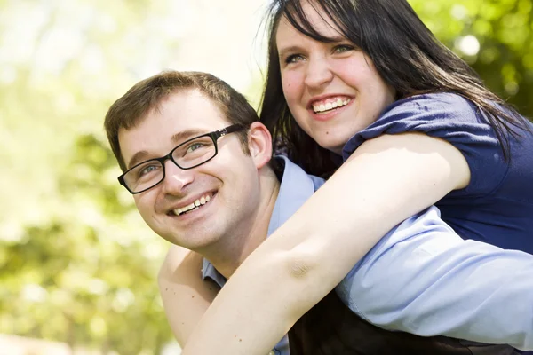 公園で楽しい時間を過ごしている若いカップルは — ストック写真