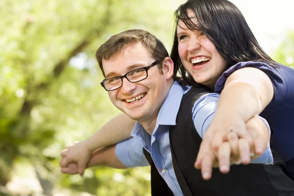 Jeune couple s'amuser dans le parc — Photo