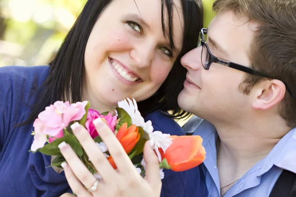 Jovem atraente dá flores ao seu amor — Fotografia de Stock