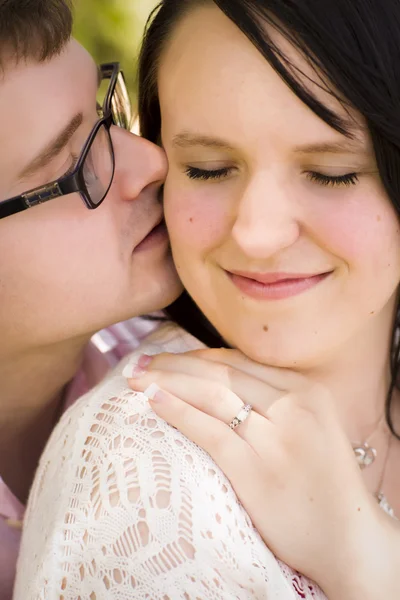 青年订婚情侣在公园里分享的时刻 — 图库照片