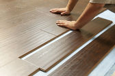 muž instalace nové laminátové dřevěné podlahy
