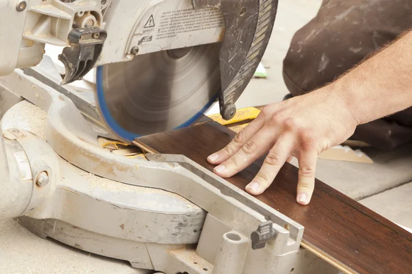 Kontraktor Menggunakan Circular Saw Cutting of New Laminate Flooring — Stok Foto