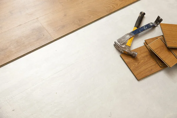 Martello e Pry Bar con pavimenti in laminato astratto — Foto Stock