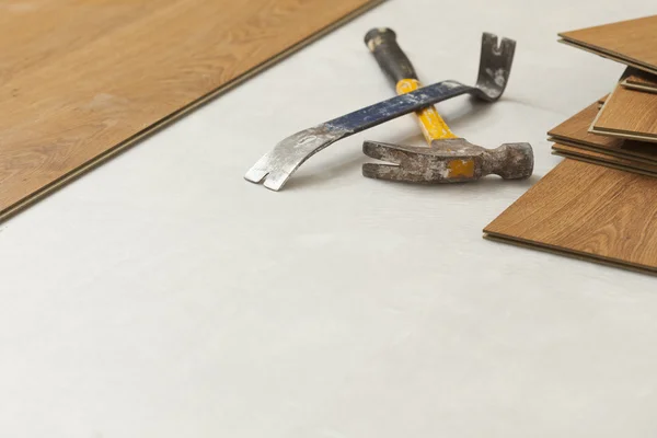 Hammer und Riegel mit Laminatboden abstrakt — Stockfoto