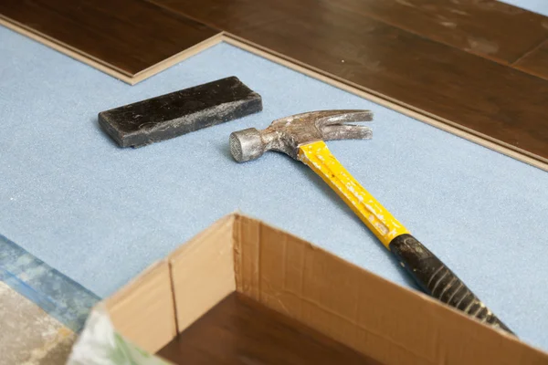 Hammer and Block with New Laminate Flooring — Stock Photo, Image