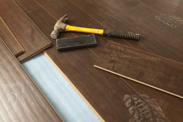 Hammer and Block with New Laminate Flooring — Stock Photo, Image