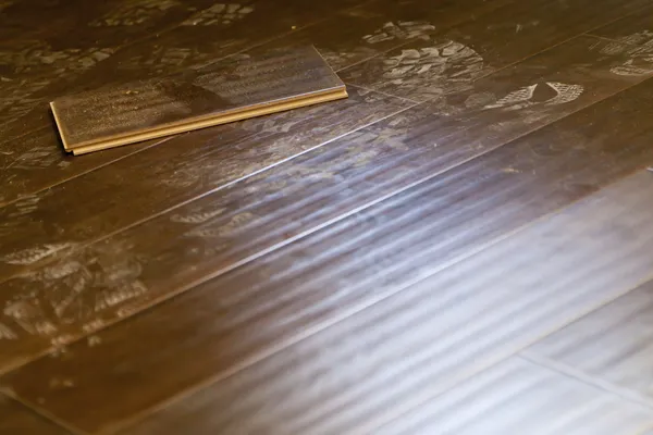 Dusty Brown Laminate Flooring Yang Baru Dipasang — Stok Foto
