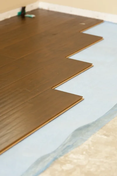 Recém-instalado Brown piso laminado — Fotografia de Stock