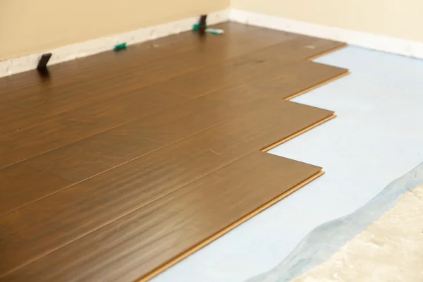 Nově nainstalované hnědé laminátové podlahy — Stock fotografie