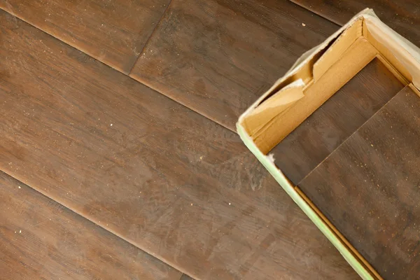 Újonnan telepített barna laminált padló — Stock Fotó