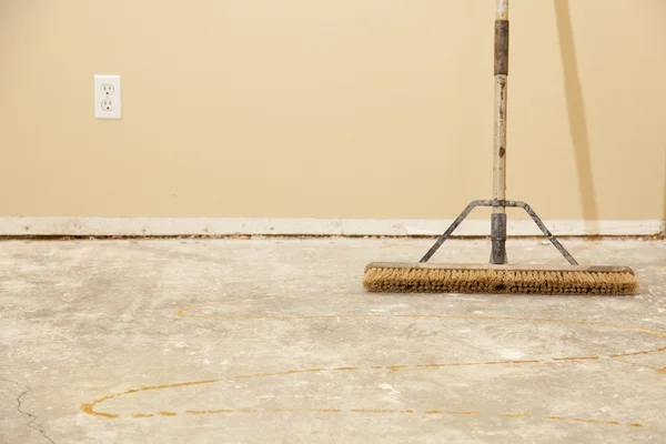 Concrete House Floor with Broom Ready for Flooring Installation — Stock Photo, Image