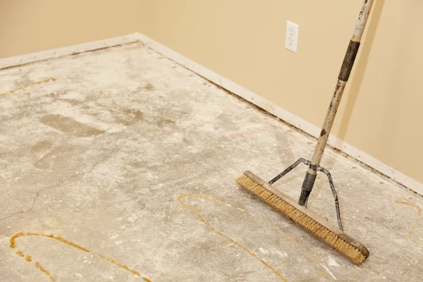 Lantai Rumah Beton dengan Broom Siap untuk Instalasi Lantai — Stok Foto