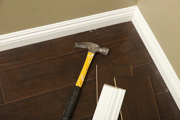 Push Broom on a Newly Installed Laminate Floor and Baseboard — Stock Photo, Image