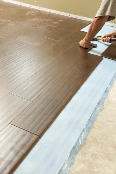 Ember telepítése új Laminált fa padlóburkolatok — Stock Fotó