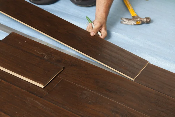 Man Installing New Laminate Wood Flooring — Stock Photo, Image