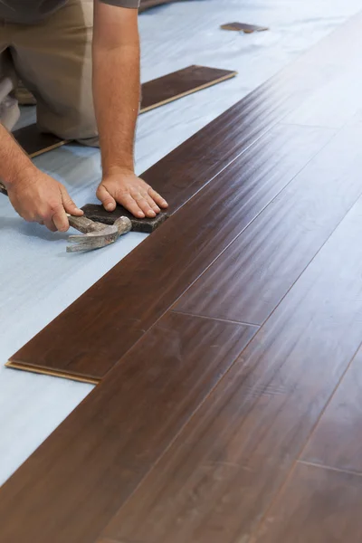 Muž instalace nové laminátové dřevěné podlahy — Stock fotografie