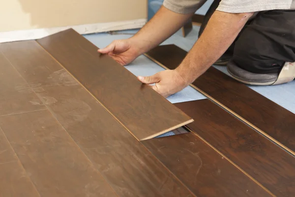 Man Installing New Laminate Wood Flooring — Stock Photo, Image