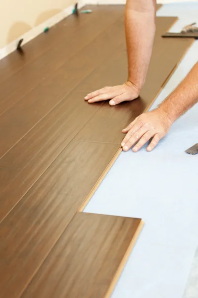 Człowiek instalowania nowych podłóg drewnianych — Zdjęcie stockowe
