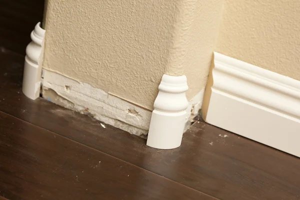 New Baseboard and Bull Nose Corners with Laminate Flooring — Stock Photo, Image