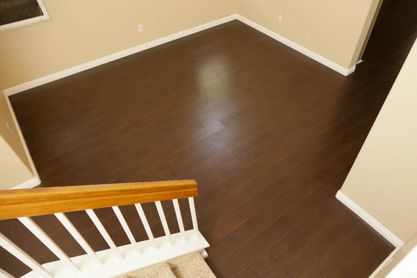 Nově nainstalované hnědé laminátových podlah a podlahových lišt v domě — Stock fotografie