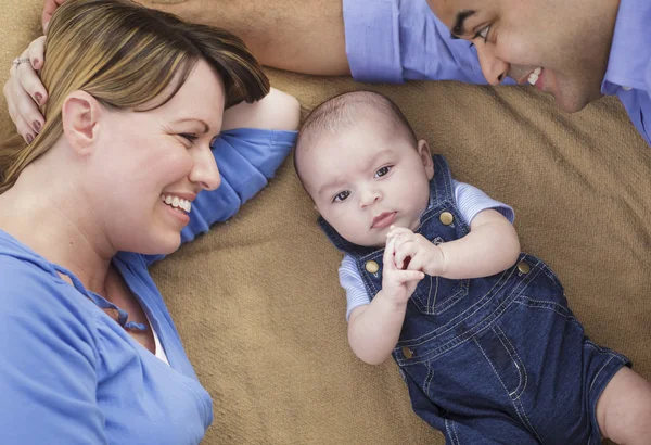 毛布で遊んで赤ちゃんの少年との混血の家族 — ストック写真