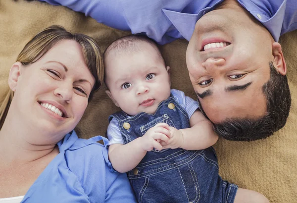 Gemengd ras familie spelen op de deken — Stockfoto