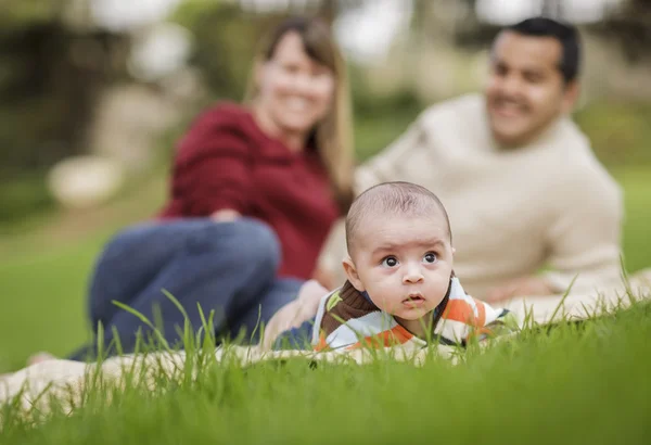 Gelukkig gemengd ras babyjongen en ouders spelen in park — Stockfoto
