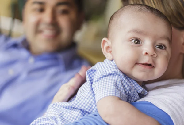 Glückliches attraktives Mischlingspaar rülpst seinen Sohn — Stockfoto