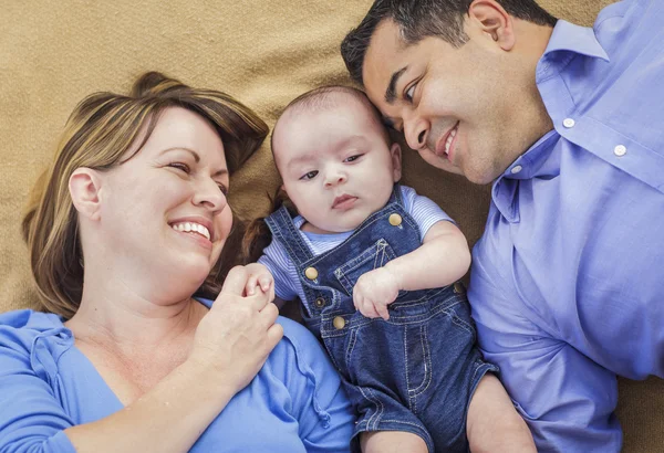 Gemengd ras familie spelen op de deken — Stockfoto