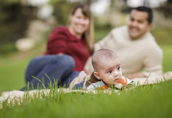 Mutlu karışık ırk erkek bebek ve anne parkta oynarken — Stok fotoğraf