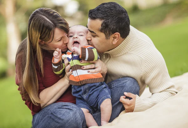 Счастливые родители смешанных рас играют со своим сыном — стоковое фото