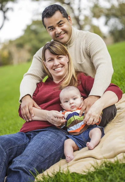 Glückliche Mischlingsfamilie posiert für ein Porträt — Stockfoto