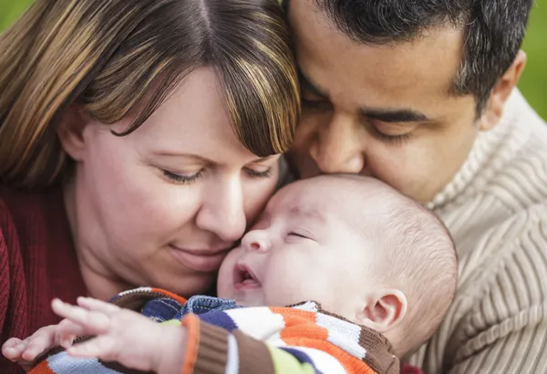 Glückliche Mischlingseltern umarmen ihren Sohn — Stockfoto