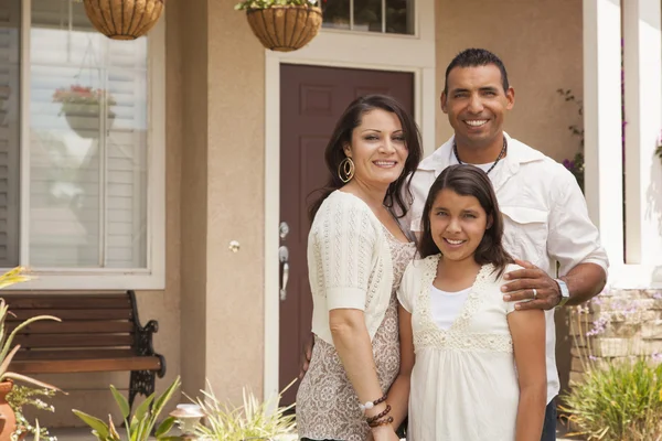 Маленькая латиноамериканская семья перед своим домом — стоковое фото