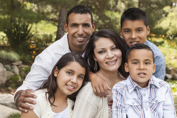 Feliz retrato atractivo de la familia hispana en el parque —  Fotos de Stock