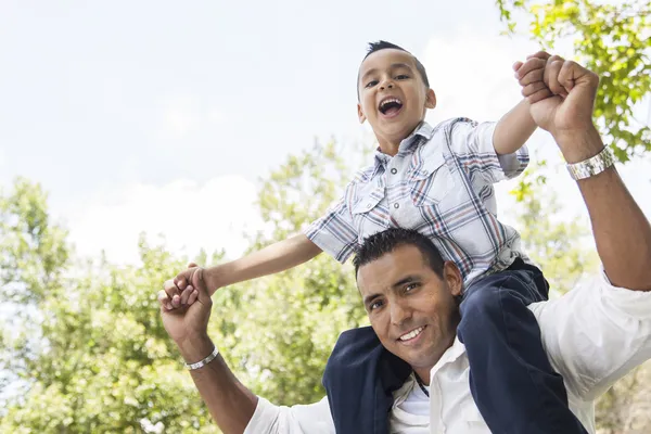 西班牙裔美国人的父亲和儿子在公园里很开心 — 图库照片
