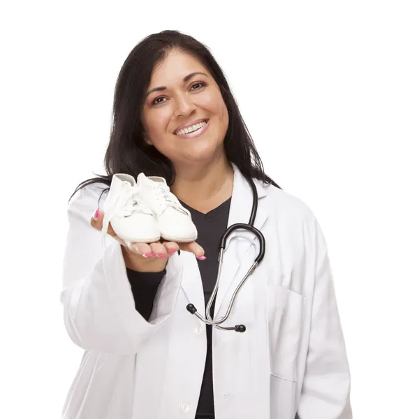 Médico Feminino Hispânico ou Enfermeira com Sapatos de Bebê em Branco — Fotografia de Stock