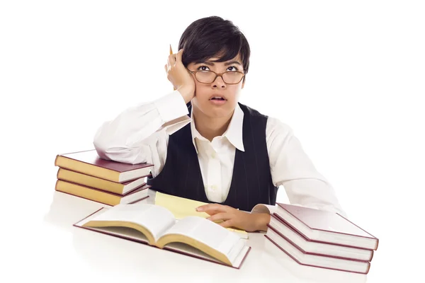 Uttråkad blandras kvinnlig student vid skrivbord med böcker — Stockfoto